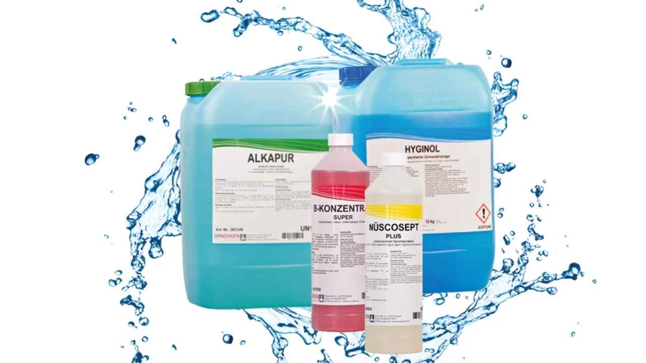 Reinigungs- und Desinfektionsmittel von Dr. Nüsken Chemie mit farbigen Verschlüssen, Alkapur in Grün, B-Konzentrat Super in Rot, Nüscosept Plus in Gelb und Hyginol in Blau